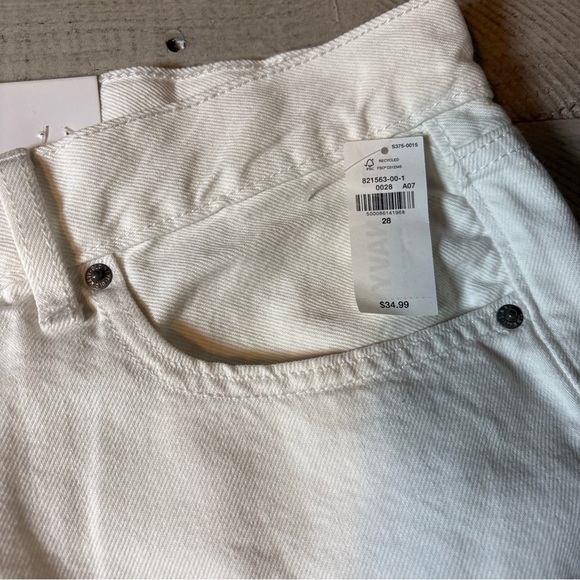 Old Navy Women 28 White High Rise Slouchy Straight Fray Raw Hem Denim Shorts - Picture 9 of 16